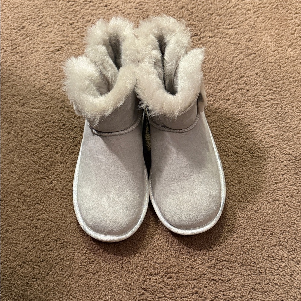 Cozy Ugg Gray Kids Boots Size 4 Big Kids Mini Bailey Button 2 Star